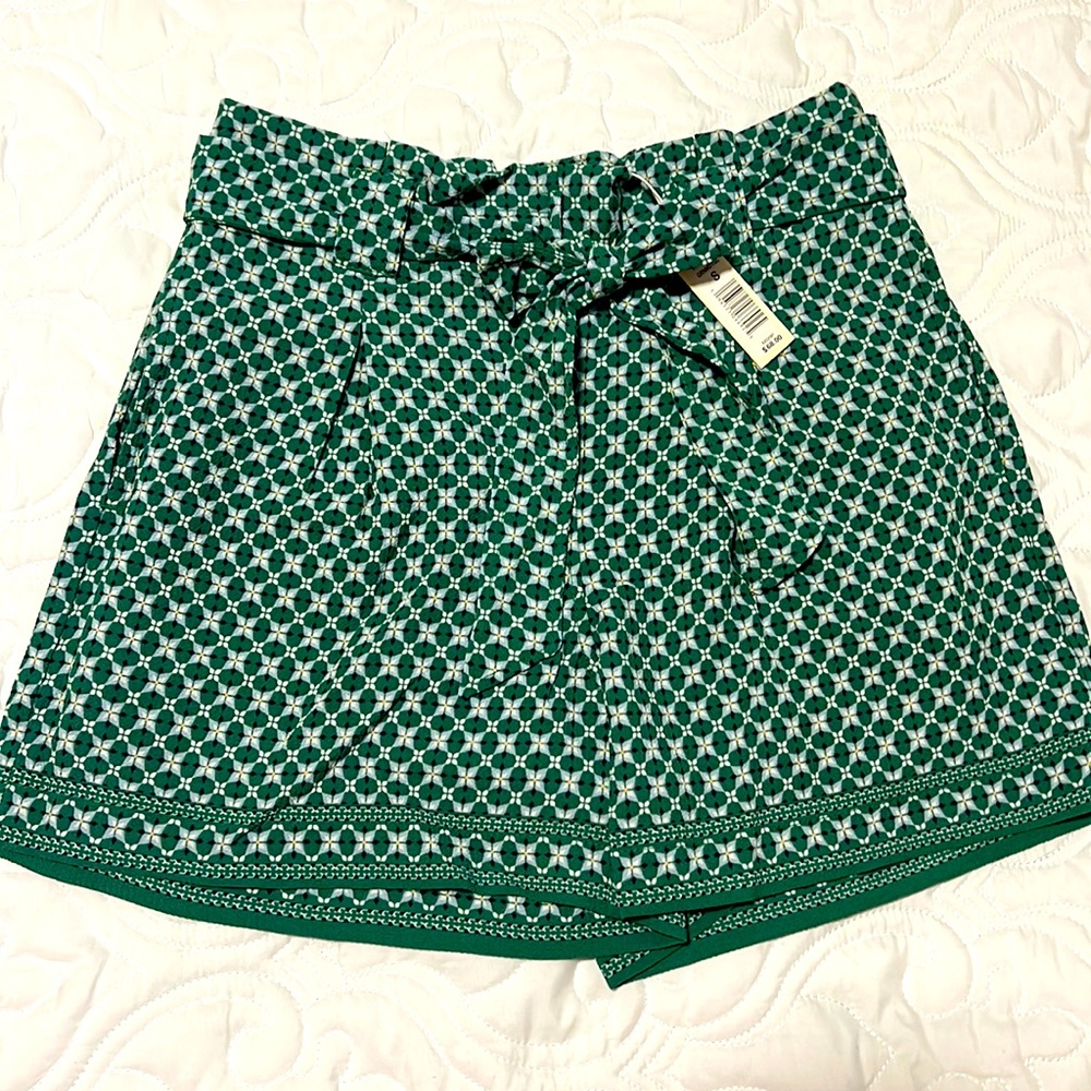 Brand New with Tags! Max Studio Patterned Green Shorts size S